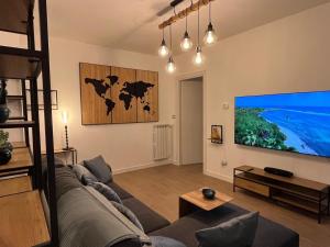 TV a/nebo společenská místnost v ubytování BOUTIQUE HOUSE LA FENICE