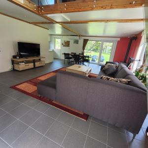ein Wohnzimmer mit einem Sofa und einem Tisch in der Unterkunft Kromven in Merksplas