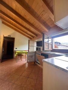 una cucina con bancone e tavolo con tavolo di Residence Gipeto a Livigno