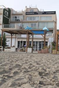 トレモリノスにあるCarihuela Beach Apartamentosの砂傘を備えた浜辺の建物