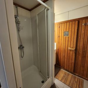 Kylpyhuone majoituspaikassa Kromven