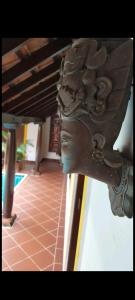 a statue of a head on the side of a table at Golden Sun Ray's Villas in Baga