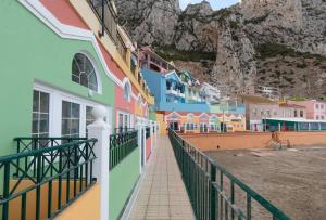 una calle en Positano con edificios coloridos y una montaña en Beachfront Studio-Hosted by Sweetstay, en Gibraltar