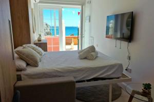 1 dormitorio con 1 cama y vistas al océano en Beachfront Studio-Hosted by Sweetstay, en Gibraltar