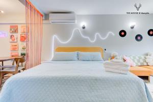 מיטה או מיטות בחדר ב-The Moose #10 - Stylish Loft with King Bed, Free Parking & Wi-Fi