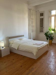 Postel nebo postele na pokoji v ubytování Modern Retro Overlooking CityCenter Room