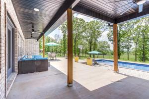 un padiglione con piscina e patio di Farmington Villa Pool, 5 Mi to Razorback Stadium a Fayetteville