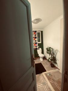 Imagen de la galería de Modern Retro Overlooking CityCenter Room, en El Cairo