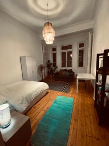 Postel nebo postele na pokoji v ubytování Modern Retro Overlooking CityCenter Room