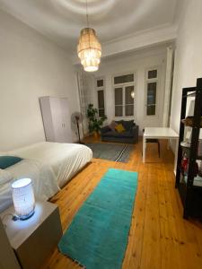 Postel nebo postele na pokoji v ubytování Modern Retro Overlooking CityCenter Room + 5 fotografií