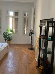 Postel nebo postele na pokoji v ubytování Modern Retro Overlooking CityCenter Room