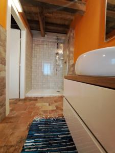 uma casa de banho com um lavatório e um chuveiro em B&B Ca Rossa em Cervia