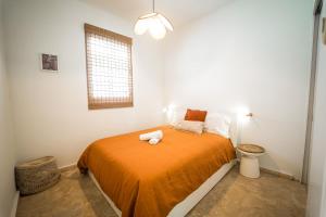 Rúm í herbergi á Boho Oasis by the Beach