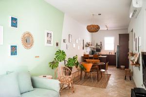 uma sala de estar com um sofá e uma mesa em Boho Oasis by the Beach em San Juan
