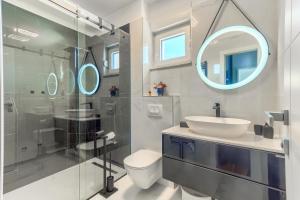 Un baño con inodoro, lavabo y ducha. en Villa A&D, en Slatine 18 fotos más