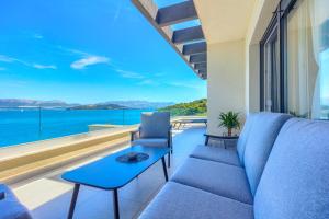 una sala de estar con un sofá y una mesa en Villa A&D, en Slatine