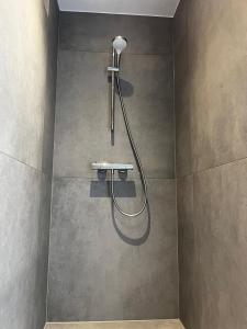 La salle de bains est pourvue d'une douche avec un pommeau de douche. dans l'établissement Hotel Sonne, à Neuburg