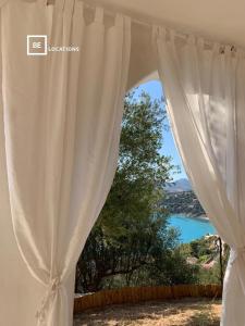 - un rideau blanc avec vue sur le lac dans l'établissement BellaVista Ivonne - Belocations, à Torre delle Stelle