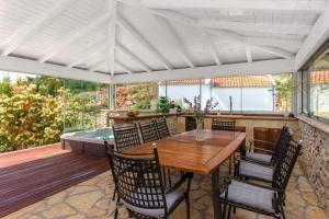 Balkón nebo terasa v ubytování Beachfront Vila Angelina