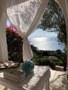 Cette chambre offre une vue sur l'océan depuis sa table. dans l'établissement BellaVista Ivonne - Belocations, à Torre delle Stelle