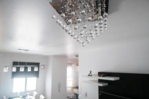 - un lustre suspendu au plafond dans la cuisine dans l'établissement Departamentos Leloir, à Neuquén