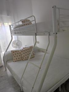 Uma ou mais camas em beliche em um quarto em Apartamentos home Chipiona
