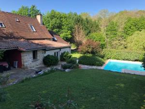 a house and a yard with a swimming pool at La maison dans la clairière en Périgord Pourpre in Lembras