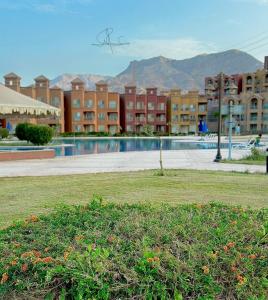 um grande parque com edifícios ao fundo em Porto Sokhna Water Front Resort em Ain Sokhna