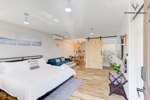 a bedroom with a bed and a living room at The Moose #11 - Luxe Modern loft with King Bed, Free Parking & Wi-Fi in Memphis