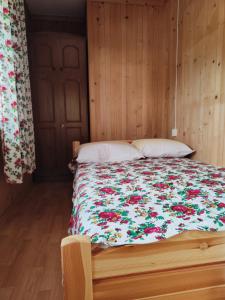سرير أو أسرّة في غرفة في Apartament U Góralki