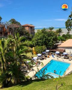 ヴィラ・ヴェーリャにあるPousada Ponta de Areiaのリゾートのプールの景色を望めます。