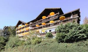 Hotel Schauinsland في باد بيترستال غريسب: مبنى عليه مظلات صفراء