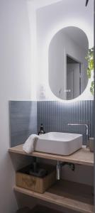 baño con lavabo blanco grande y espejo en Le Palmae, appartement cosy, cœur de ville, climatisé, en Hyères