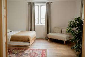 1 dormitorio con 1 cama, 1 silla y 1 ventana en Czuję Góry - dom przy szlaku en Nowa Słupia