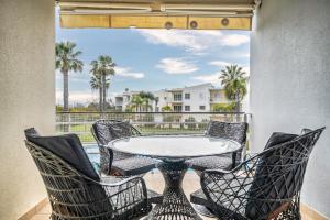 patio con mesa y sillas en el balcón en Close to beach Alvor 1 bedroom apartment Villa da Praia AT08 en Alvor