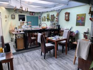 a dining room with tables and chairs and a counter at Monteur-Fremdenzimmer - Petit Quartier in Merenberg