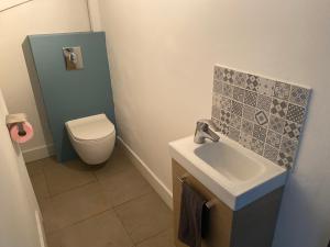 łazienka z umywalką i toaletą w obiekcie Maison avec piscine, climatisée, proche plage w mieście Roquebrune-sur Argens