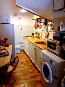 eine Küche mit einer Waschmaschine und einer Waschmaschine in der Unterkunft Maison de Village Portiragnes in Portiragnes