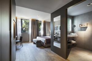 バルセロナにあるアッパー ディアゴナルのベッドとデスクが備わるホテルルームです。