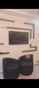 a living room with a couch and a television at Hay Mohammadi agadir in Agadir
