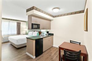 Kuchyň nebo kuchyňský kout v ubytování GuestHouse Inn & Suites Kelso/Longview