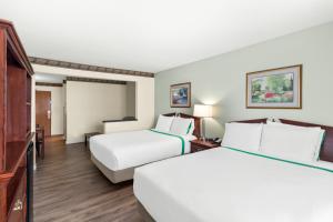 Postel nebo postele na pokoji v ubytování GuestHouse Inn & Suites Kelso/Longview