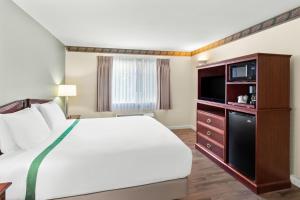 Postel nebo postele na pokoji v ubytování GuestHouse Inn & Suites Kelso/Longview