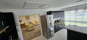 サウス・ヘイリングにあるSeabreeze bungalow a 2 min walk from the beachのキッチン(冷蔵庫付)、リビングルーム