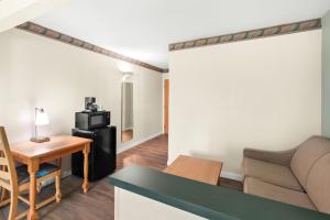 Posezení v ubytování GuestHouse Inn & Suites Kelso/Longview