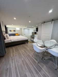 SKYLARANNA Resort & SPA في هيندرسونفيل: غرفة نوم بسرير وطاولة وكراسي