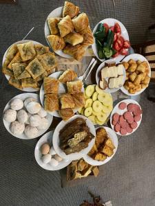 uma mesa com muitos pratos de comida em Hotel Chorminor Old Premium Est-Since 2003 Mekhtar anbar str131 em Bukhara