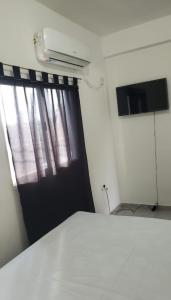 - une chambre avec une porte noire et une fenêtre dans l'établissement Apart Hotel - Eucaliptal, à Corrientes