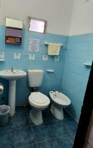 baño con 2 aseos y lavamanos en Apart Hotel - Eucaliptal en Corrientes