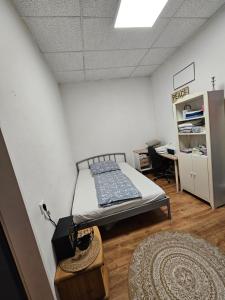 een lege kamer met een bed en een bureau bij Apartment 3 UG La Paula in Stein bei Nürnberg